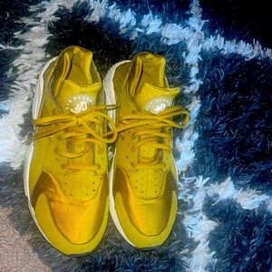 Nike Air Huarache
Bronzine Sail Black (Women's) Size 10.5